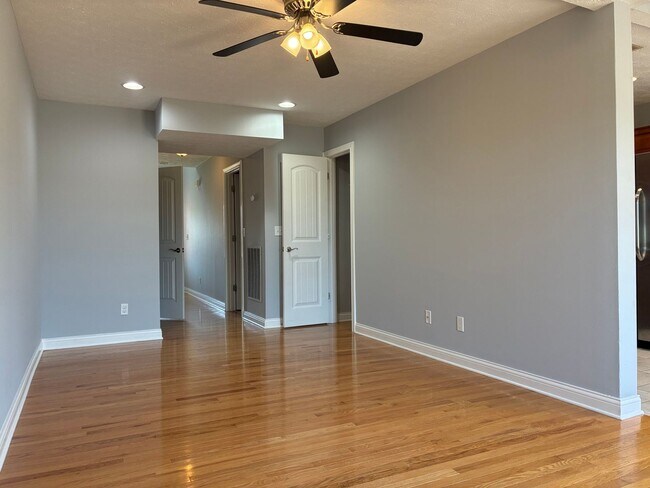 Building Photo - 137 Twin Lakes Dr