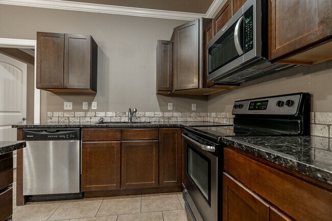Building Photo - Beautiful 3-bedroom 2 bath Home in Fayetteville!! New Vinyl Plank Floors!