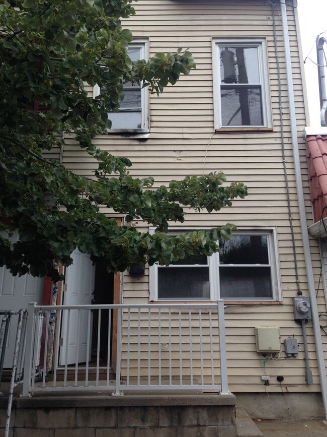 Building Photo - Great Home! 4 Bedrooms! Lots of Living Spa...