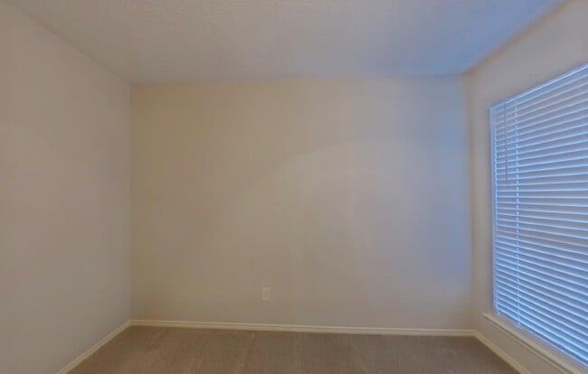 Building Photo - MOVE IN READY