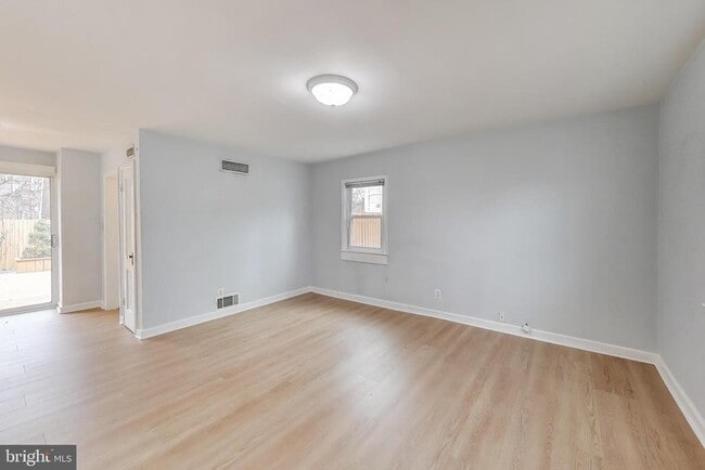 Building Photo - 903 S Irving St