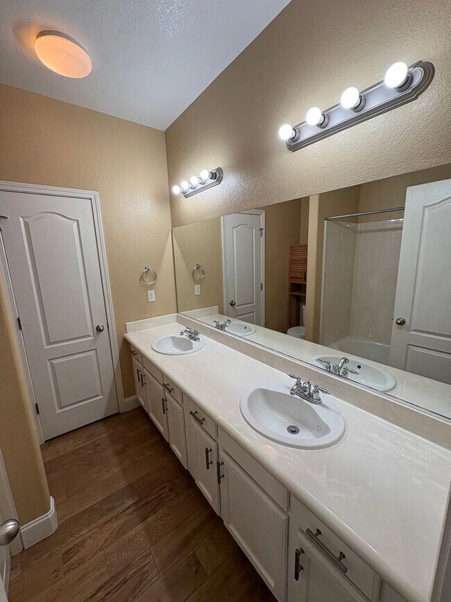 Building Photo - NW Visalia Available Now!