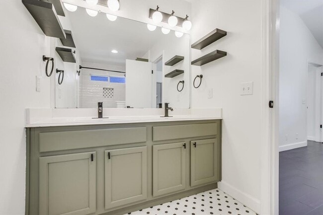 Building Photo - 906 Iris Dr