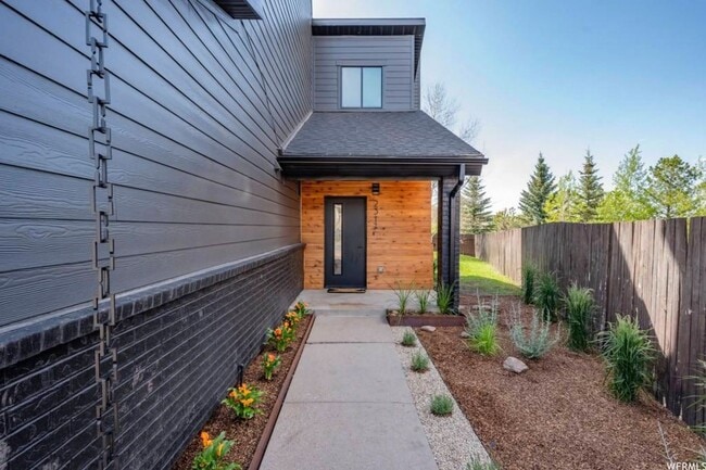 Building Photo - Designer Prospector Townhome