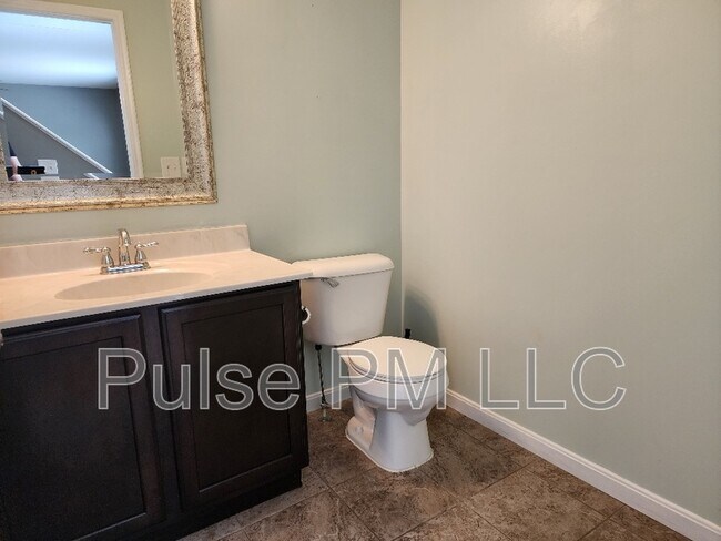 Building Photo - 1212 E Henry Clay Ave