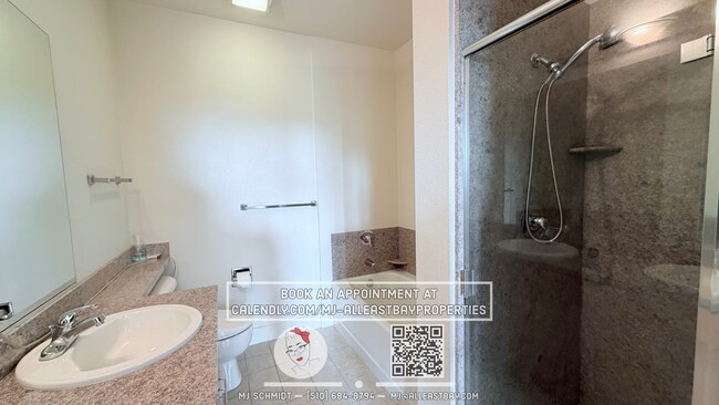 Building Photo - Beautiful two-story residence with 2 bedrooms, 2 bathrooms and balcony with views of the city loc...