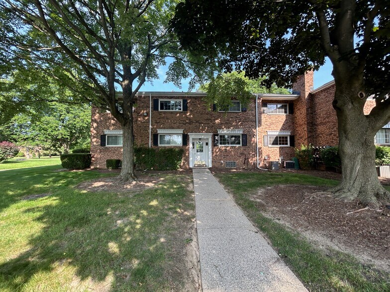 Building Photo - 683 E Fox Hills Dr
