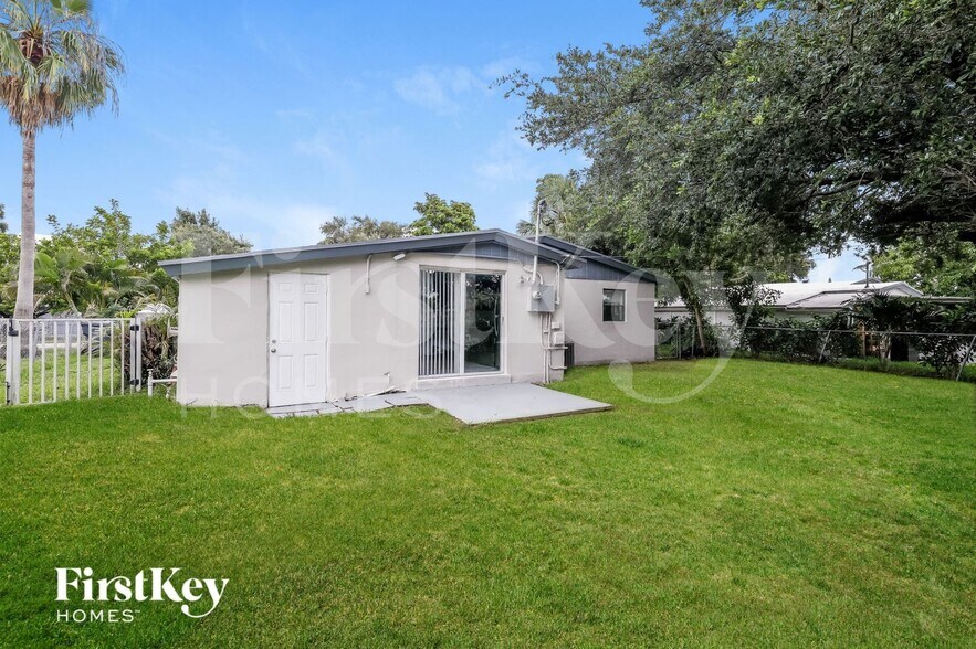Building Photo - 5826 N Farragut Dr