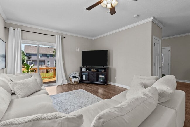 Building Photo - Modern comfort Beach living
