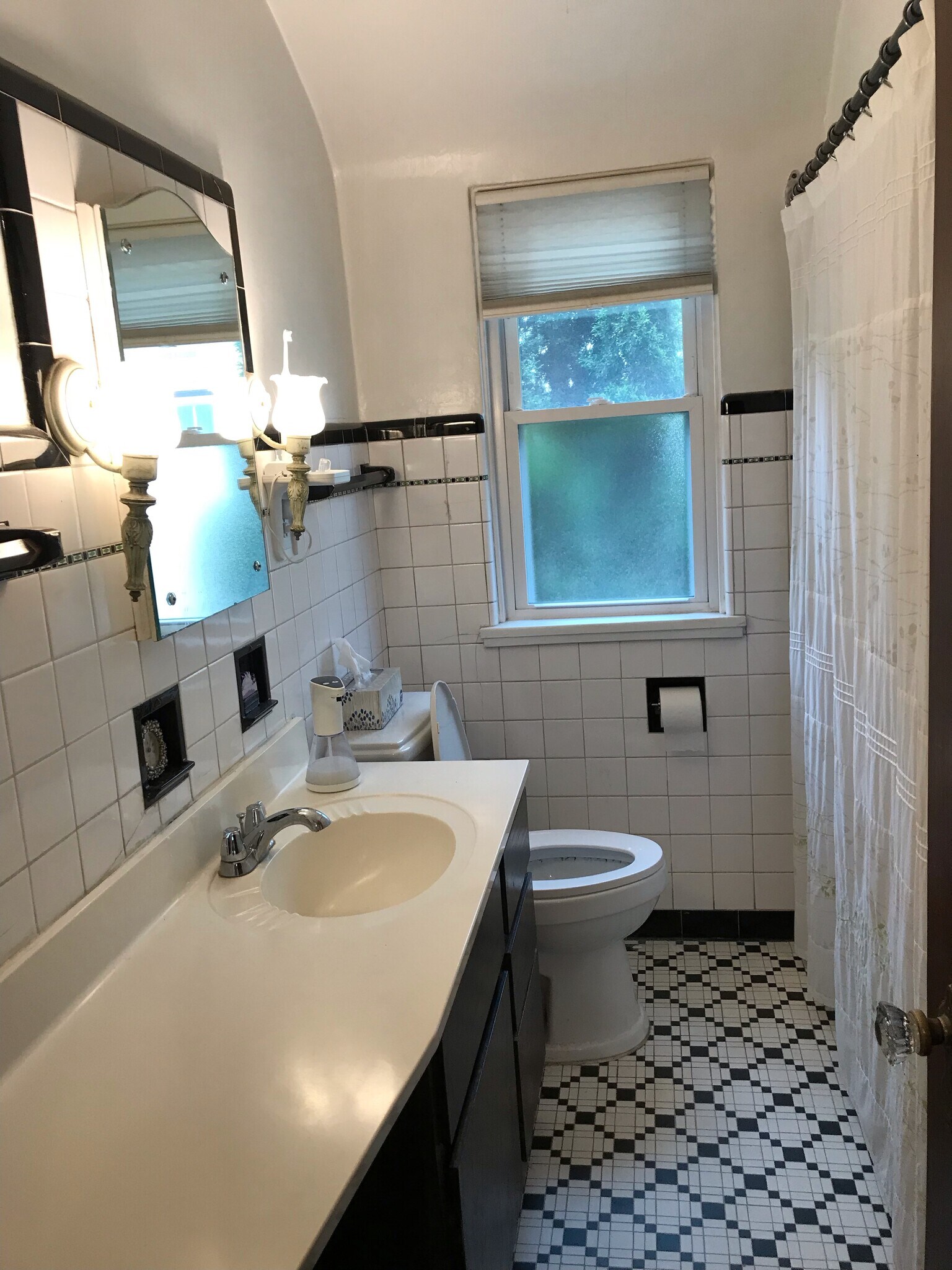 Building Photo - 555 N 63rd St