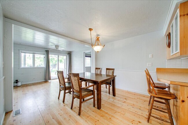 Building Photo - Desirable SE Boise Home Minutes From BSU!