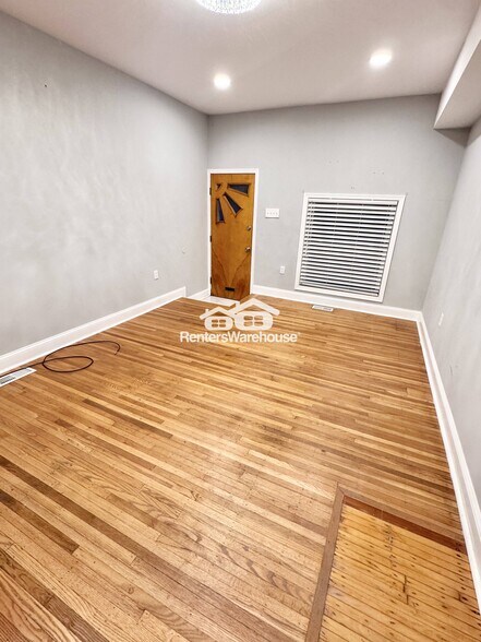 Building Photo - 627 S Curley St