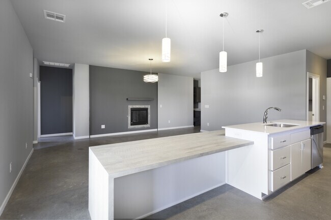 Building Photo - Stylish, Modern, Nearly New | 4-Bed | 2-Ba...