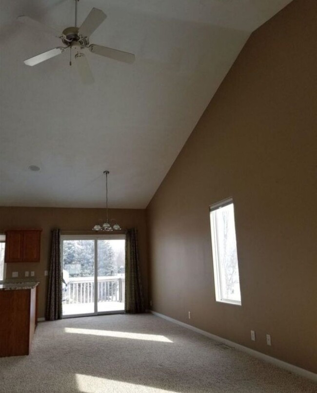 Building Photo - Beautiful 3 Bedroom, 3 Bathroom Townhouse!