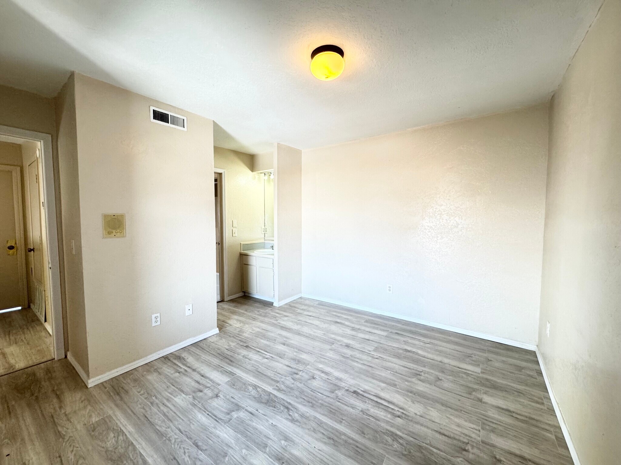 Building Photo - 401 NE 115th St