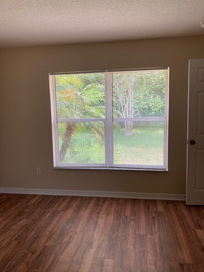 Building Photo - Beautiful 4/3/2 in desirable area! With Screened in porch