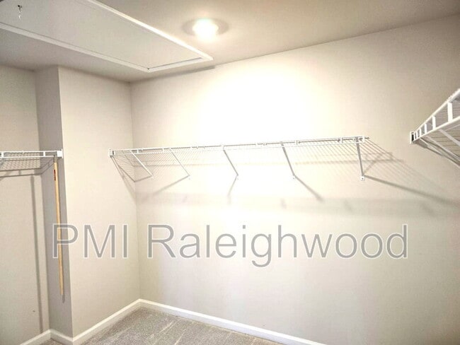 Building Photo - 1060 Maple Br Cir