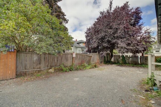 Building Photo - 5 bedroom in Seattle WA 98105