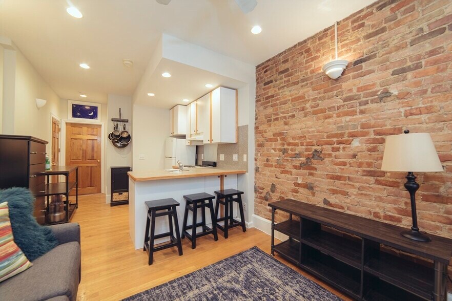 Primary Photo - 33 Irving St
