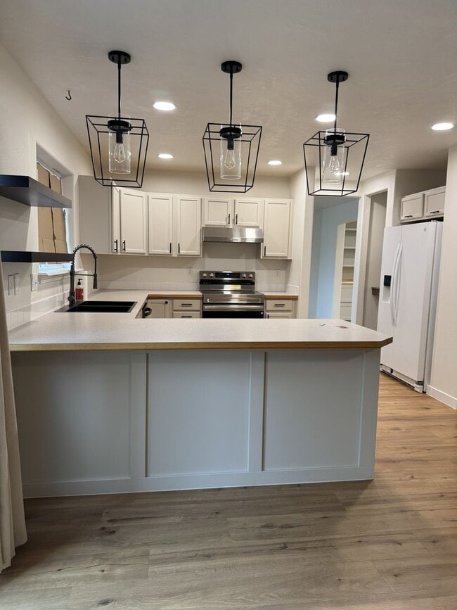 Building Photo - HARD TO FIND 4 BEDROOM