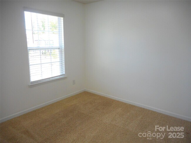 Building Photo - 820 Larmore Ave