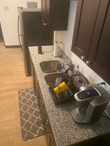 Kitchen - 6415 N Greenview Ave