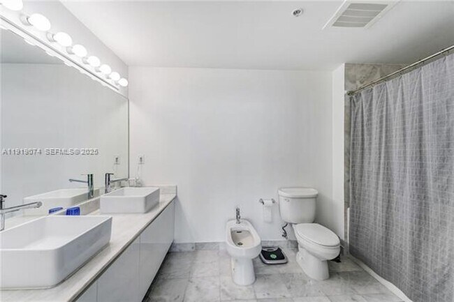 Building Photo - 601 NE 36th St