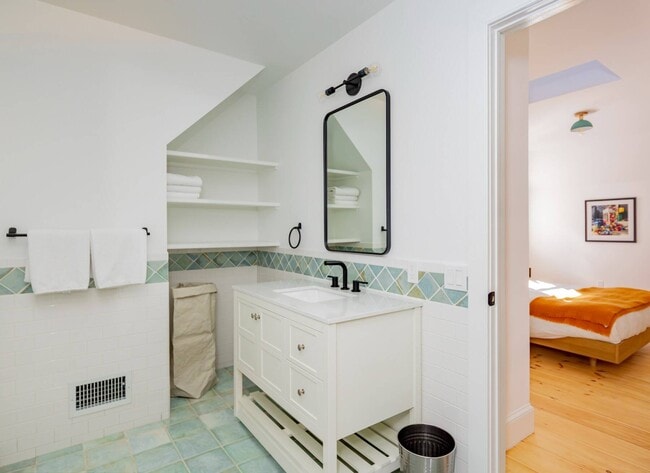 Building Photo - 212 Meadows W