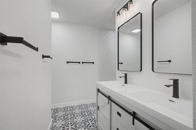 Building Photo - 806 Laguna Dr