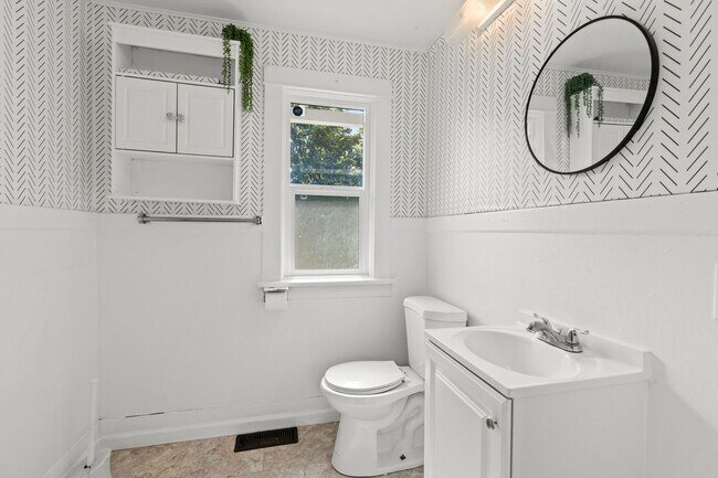 Building Photo - NorthEast Spokane Home - Beautifully Updated