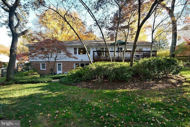 Building Photo - 610 John Marshall Dr NE