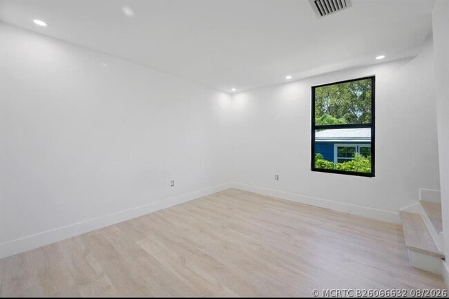 Building Photo - 823 33rd St