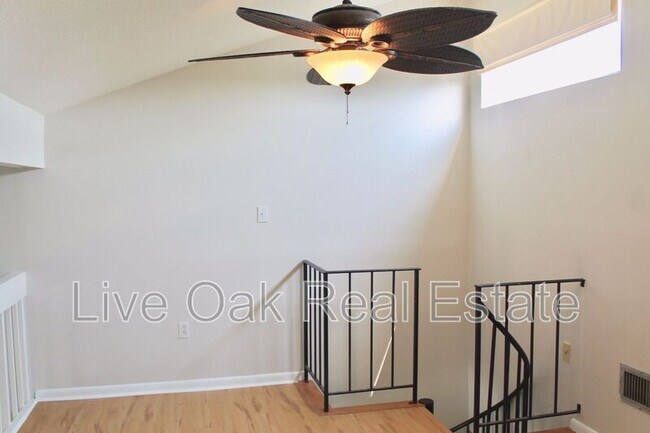 Building Photo - 3200 Lynnhaven Dr