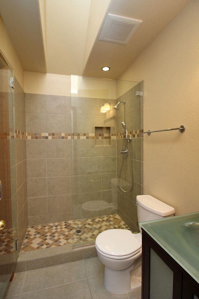 Building Photo - Spacious 2 Bedroom Rowhouse in the Heart o...