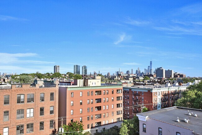Building Photo - 1015 Grand St