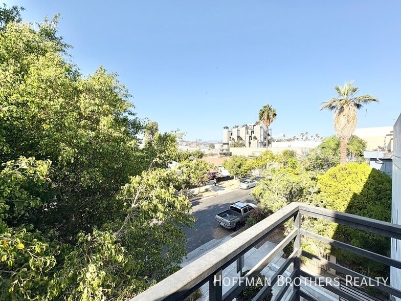 Building Photo - 6032 Romaine St