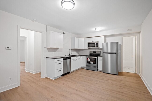 Interior Photo - 1121 West End Blvd