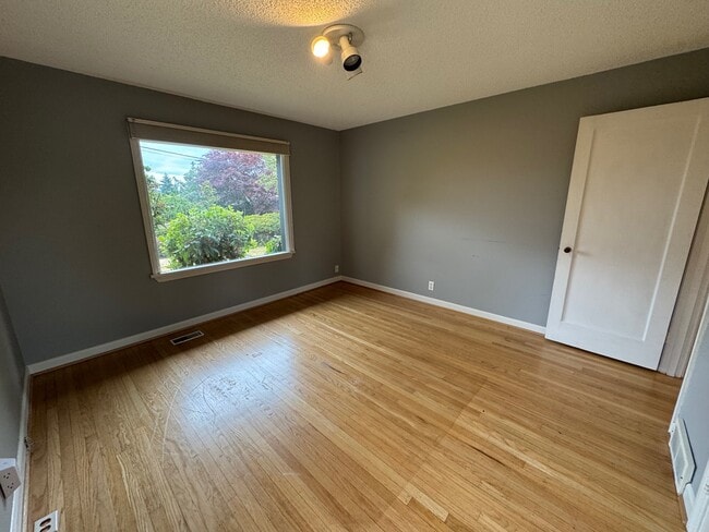 Building Photo - 6227 53rd Ave NE