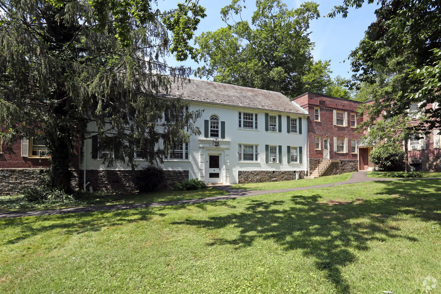 Primary Photo - Jericho Manor Apartments