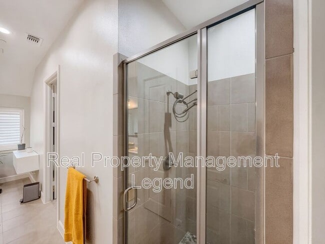 Building Photo - 15850 Quorum Dr