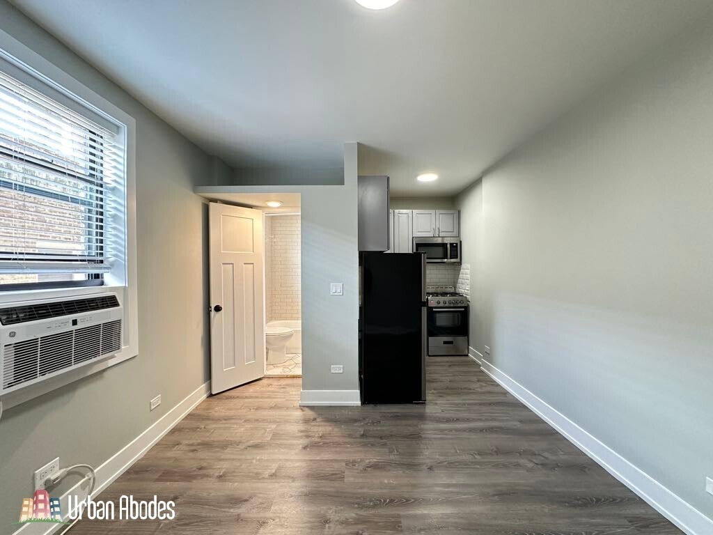 Building Photo - 501 W Belmont Ave