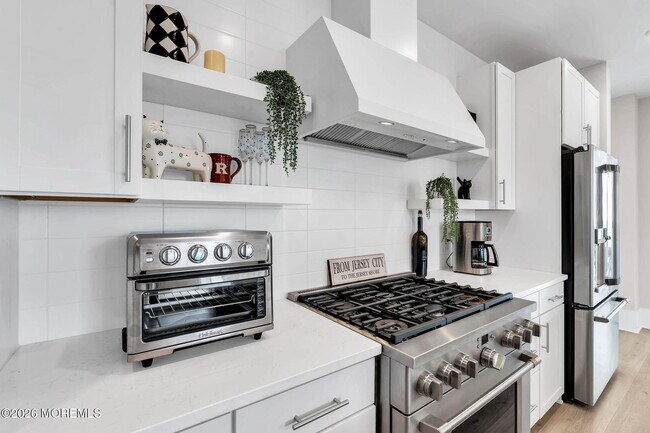 Building Photo - 218 3rd Ave