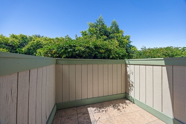 Building Photo - Bright, spacious Van Nuys 3-level townhome