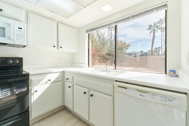 Building Photo - 2420 Los Coyotes Dr