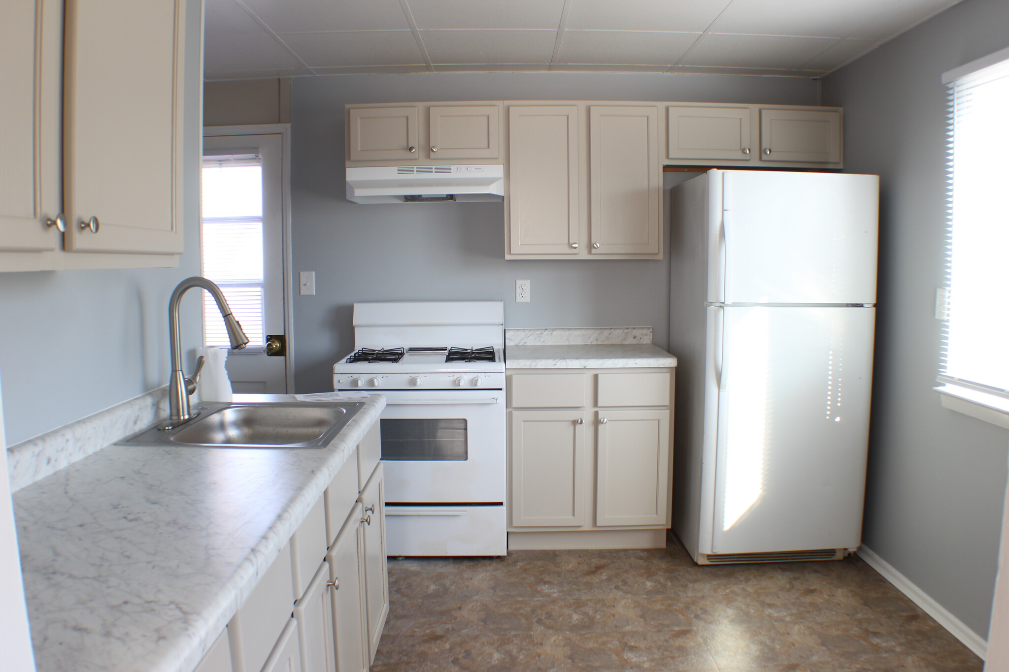 Kitchen - 3502 N Sterling Ave