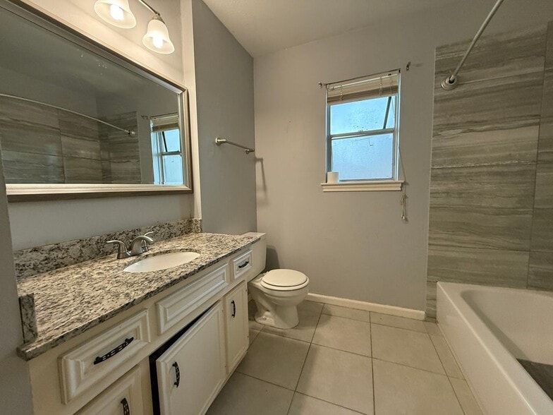 Building Photo - 422 Gamewood Dr