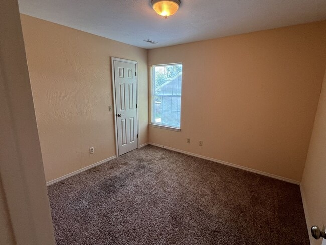 Building Photo - 4 Bedroom Home in SE Springfield!