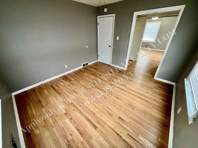 Building Photo - Updated 2 Bedroom 1 Bath House in North KC-Available NOW!!