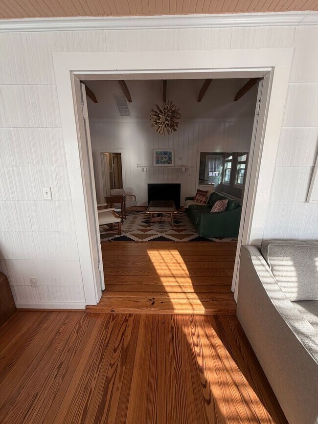 Building Photo - 3BR Beach House on 44th Street