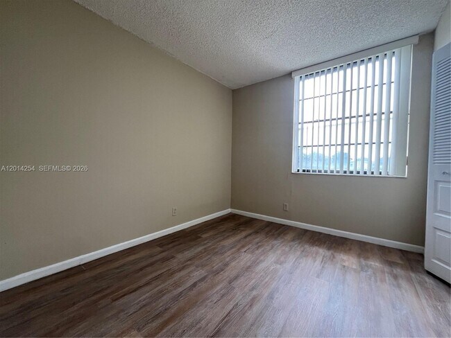 Building Photo - 212 Lake Pointe Dr
